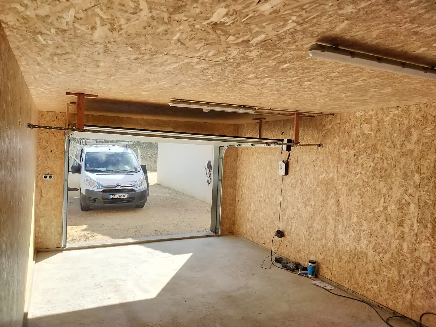 Construction d'un garage, vue intérieure